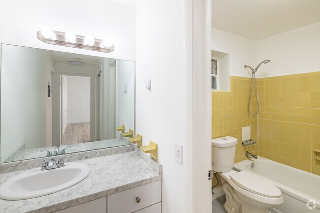 2BR, 1BA - 900SF - Bathroom