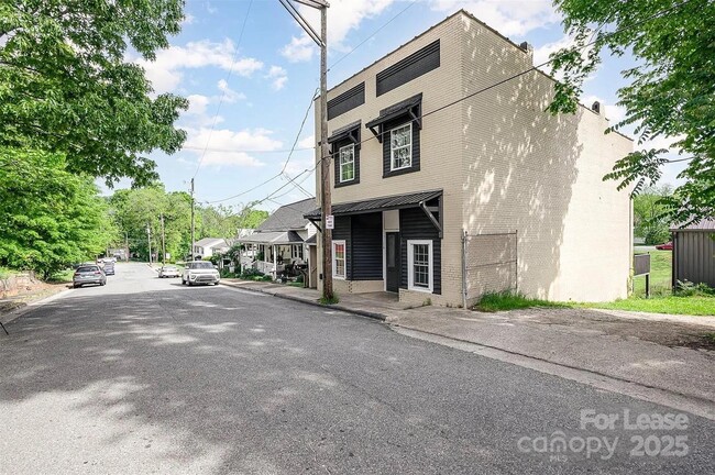 Building Photo - 118 W Centerview St Rental