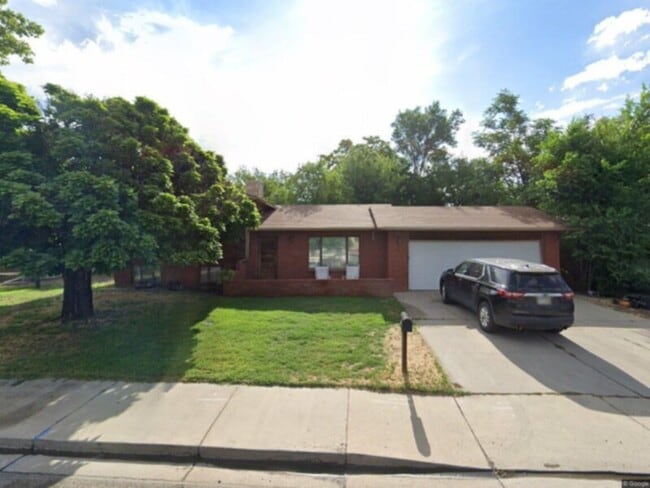 Building Photo - Huge 4 Bed Home!