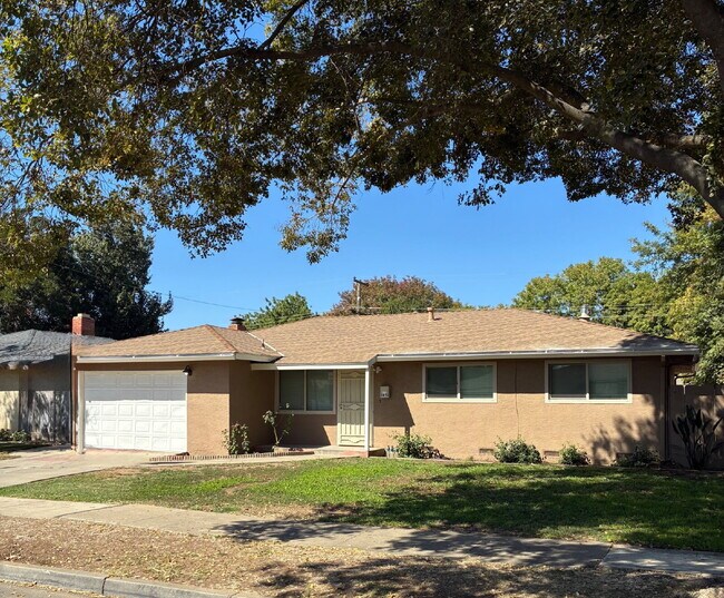 Location, Location!
Newly renovate.
Beautiful, Grand Backyard!