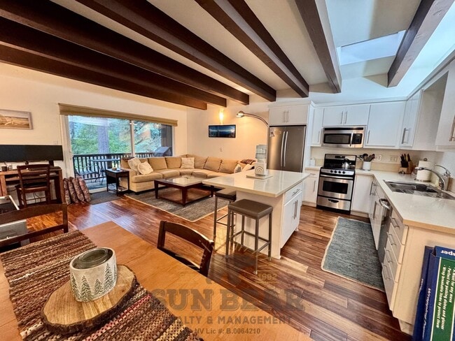 Building Photo - Beautiful furnished 3 bedroom! Great Locat... Unit 36