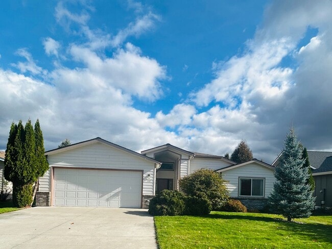 Building Photo - Beautiful Home on Village Greens with Vaul...