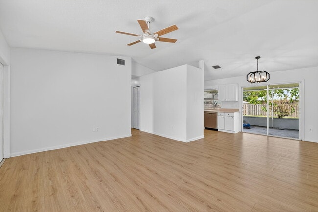 Photo - 561 SE Karrigan Terrace Casa