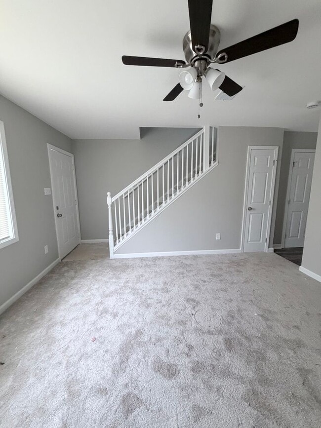 Building Photo - Newly Renovated 2-Bedroom Townhouse in a Prime Location! Unit B5