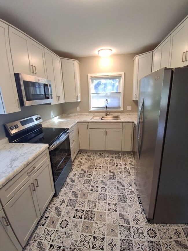 Building Photo - Renovated 3BR Duplex! Available Early Octo... Rental