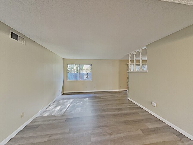 Photo - 5930 Hollyhurst Way