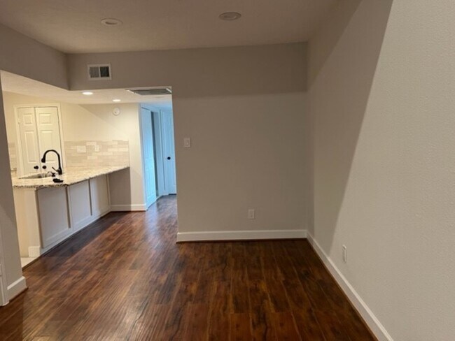 Building Photo - 967 Memorial Village Dr Unit 91