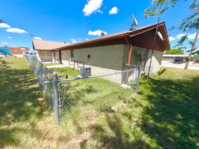 Building Photo - Cozy 2 bed 1 bath duplex!!