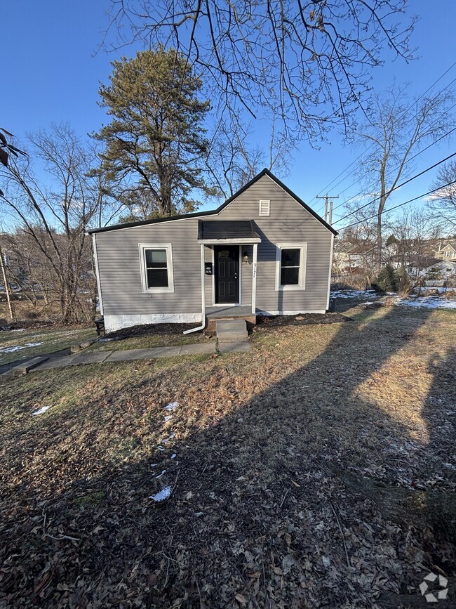 Building Photo - 917 Foster Ave Rental