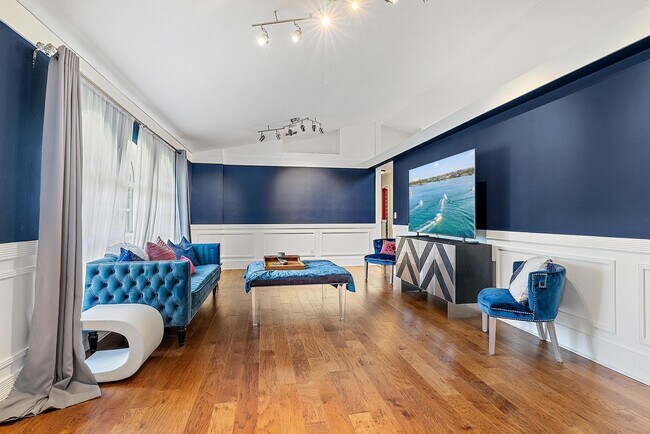 Photo - 542 N Cypress Dr