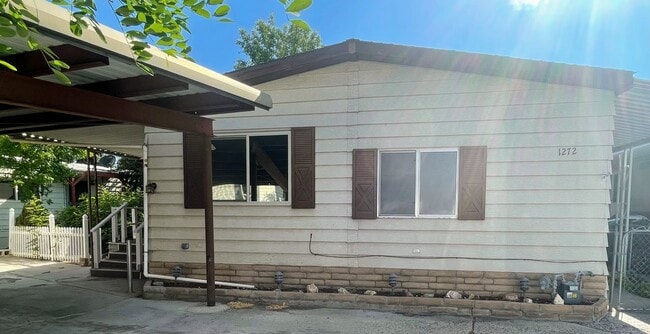 Building Photo - Cute, centrally located home!
