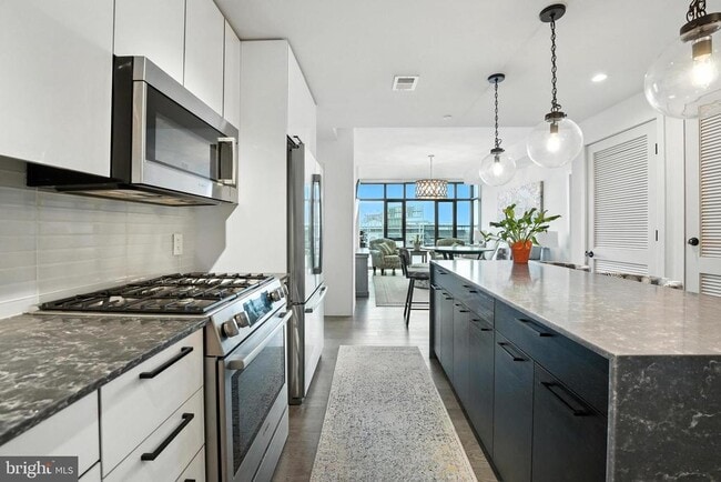 Building Photo - 70 N St SE Unit N913