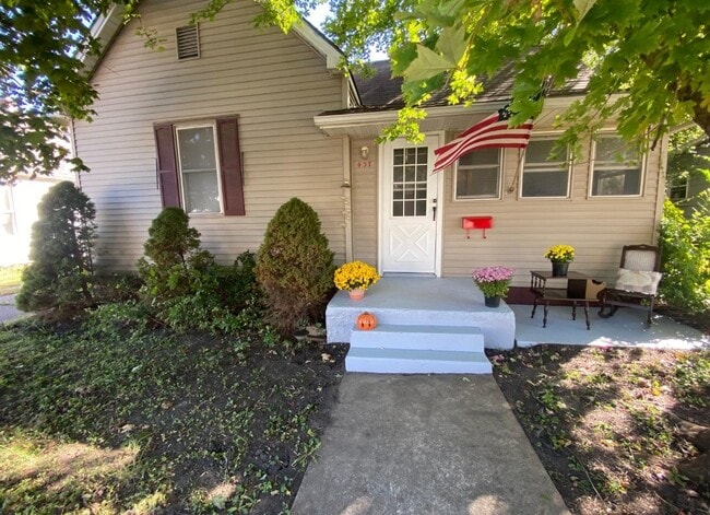 Photo - 437 N 8th Ave House