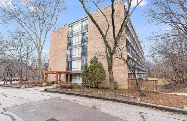 Building Photo - 5800 Oakwood Dr Unit Four Lakes Lisle  5F