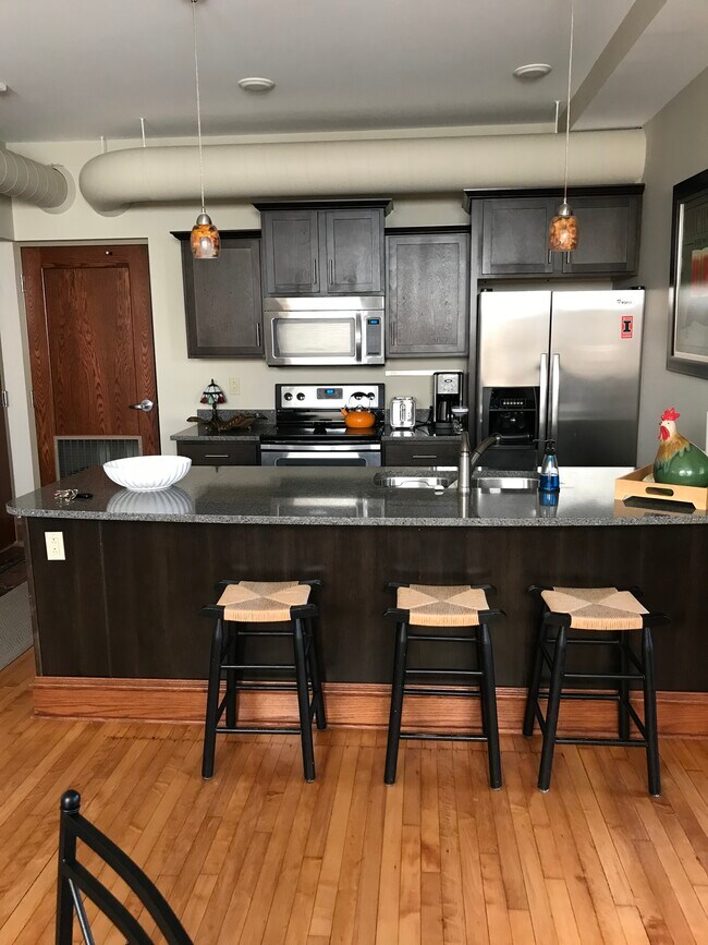 Kitchen and Breakfast bar - 41 E University Ave Apartments