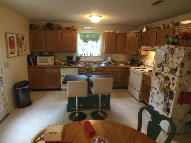 Photo - 290 Wakeman Ct NE