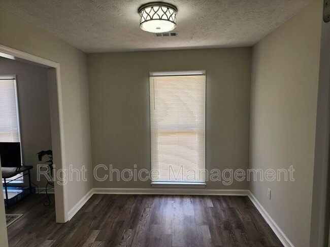 Photo - 3034 Lansing Ave