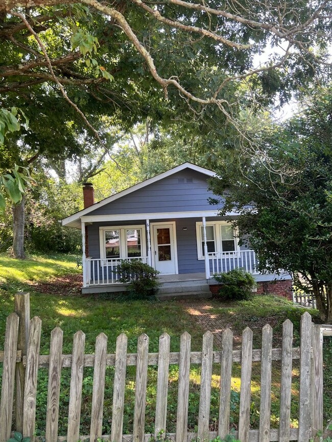 Cute 2 bedroom, 1 bathroom home in Woodfin! House Rental in Woodfin
