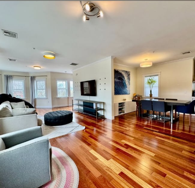 Photo - Furnished 2500 sq ft 3 Bed/3 Bath with Parking Unit 2