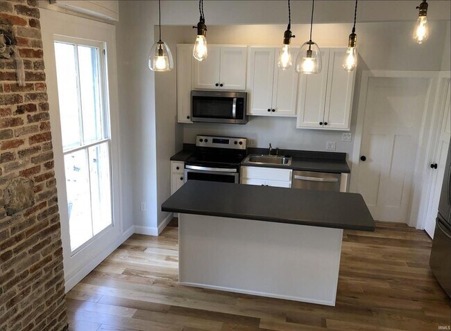 Photo - 726 W 6th St Unit 1