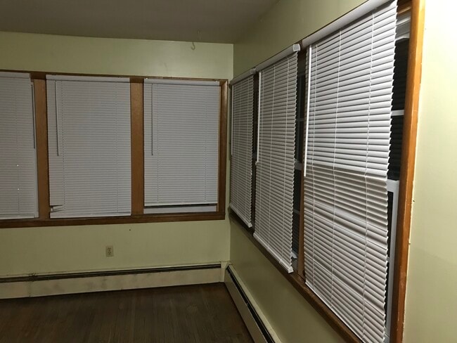 Photo - 2 Ford Unit B