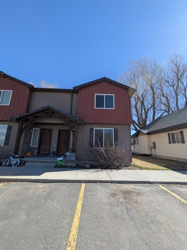 Photo - 3 bed 1.5 bath IMMACULATE END-UNIT Townhome in the Meadows