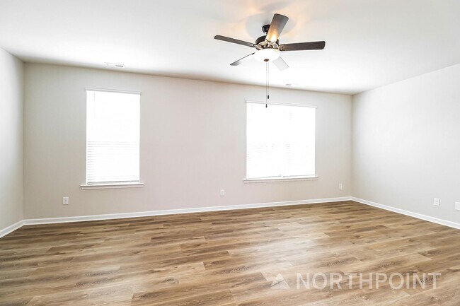 Photo - Beautiful 3BR 3.5BA Townhome w/ Full Appliance Kitchen Garage Parking in University