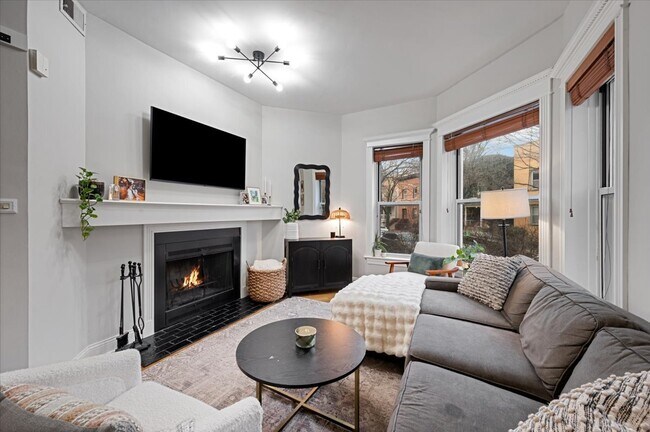 Photo - 1023 W Dakin St