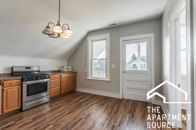 Building Photo - 2834 W Dickens Ave Unit 2