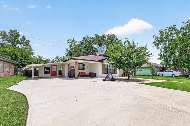 Photo - 1005 Avenue D