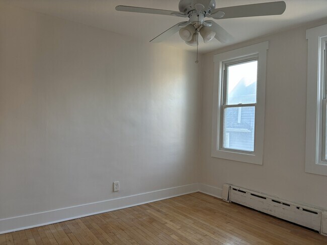 Cama 1 - 8039 White Ave Unidad #2