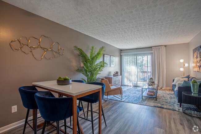 2 Br, 1 Ba - 760 SF