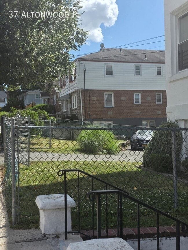 Photo - 37 Altonwood Pl