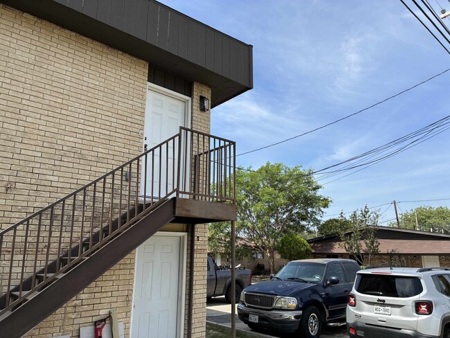 Building Photo - 705 Bustamante St Unit 2
