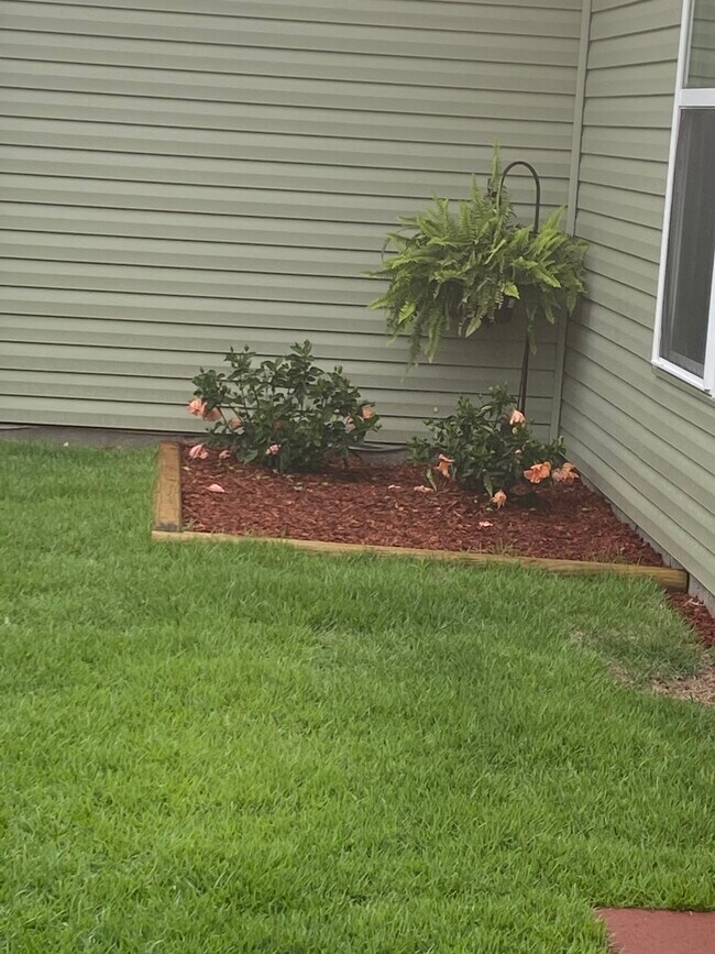 gardens with flowers on 4 corners - 2602 Willow Oak Ct Unit 1