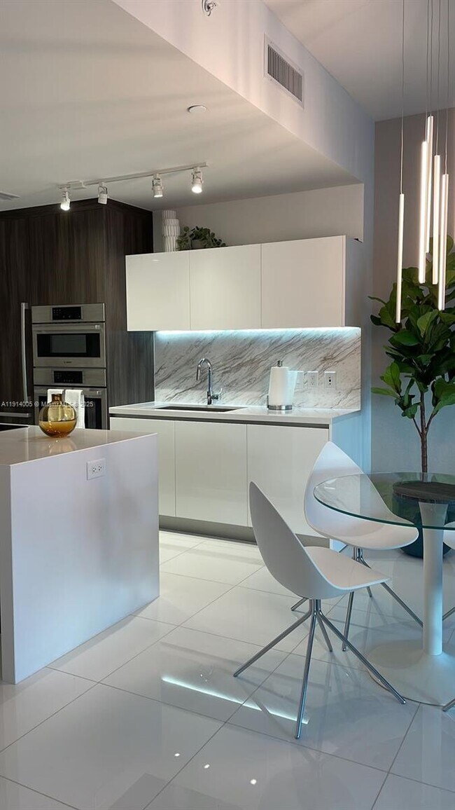 Photo - 851 NE 1st Ave Unidad 1006