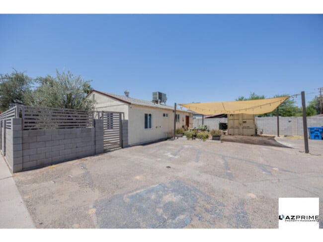Building Photo - Charming 2/1 Phoenix Duplex Unit -  Central Location &amp; Modern Comforts!