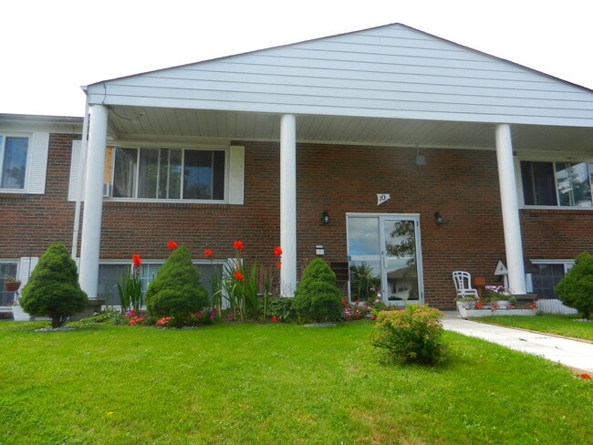Building Photo - 10 Applewood Cres Unit 10 Applewood Cres Guelph#2