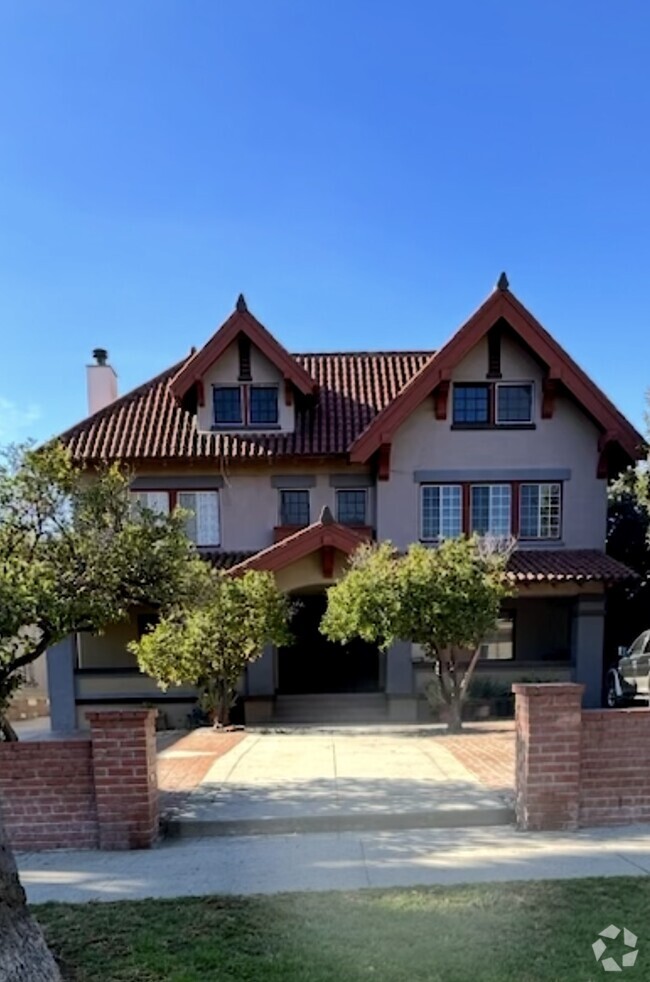 Building Photo - 1753 Winona Blvd Rental