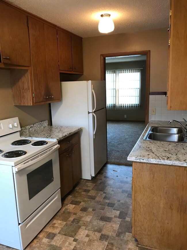 Photo - 877 S Hillcrest St Unidad 2 br brick duplex