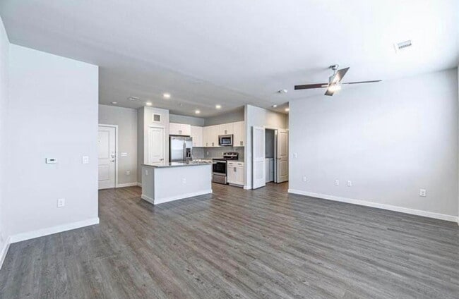 Building Photo - 9311 Vista W Dr Unit 08204