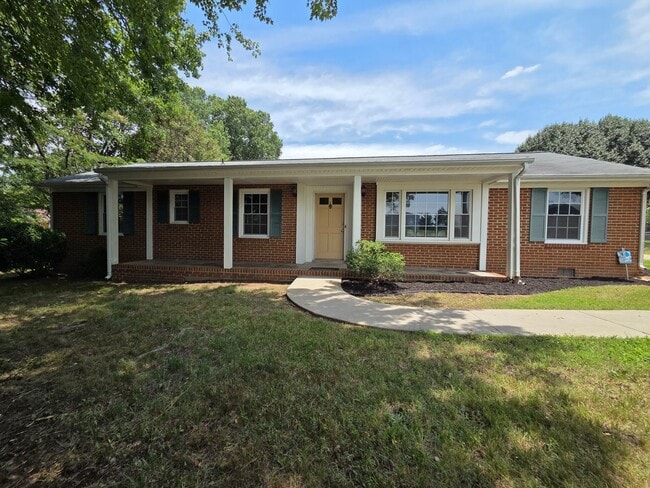 Building Photo - Large 3 bedroom brick rancher with 1.5 bathrooms.