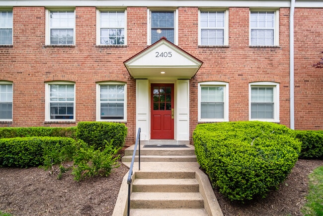Building Photo - 2405 Arlington Blvd Unit #202