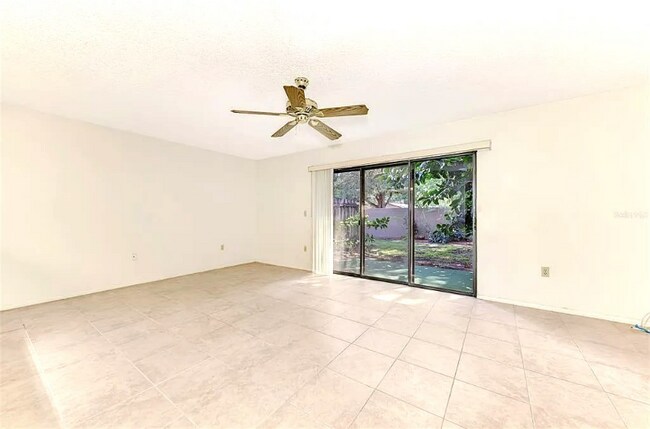 Photo - 979 Sunridge Dr