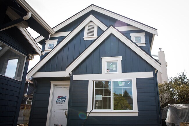 exterior trim - 621 NE 76th St Unidad B