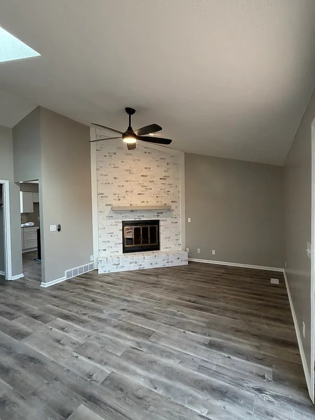 Sala de estar del piso principal - 6718 S 87th St