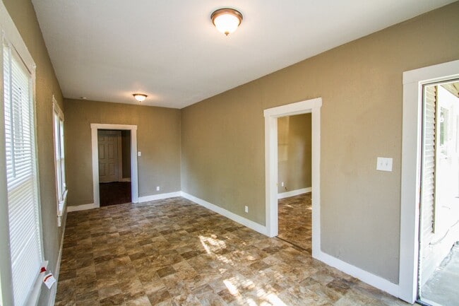 Building Photo - Amazing Home Near Downtown