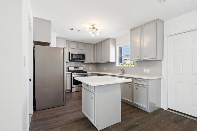 Photo - 4404 Vivian St