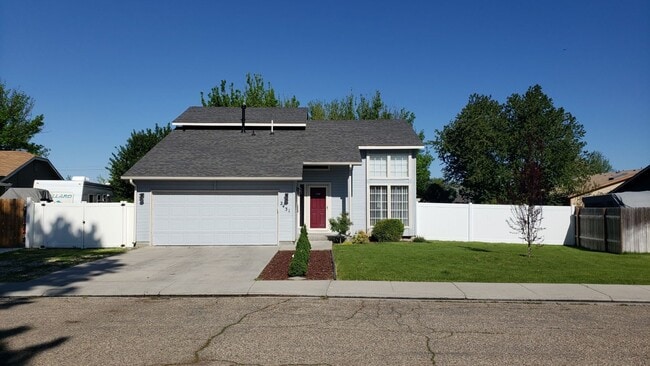 Building Photo - 3 Bedroom with large yard.