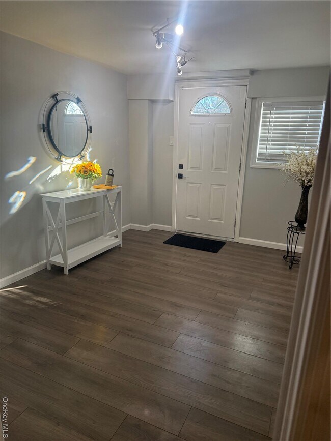 Photo - 1029 Commack Rd